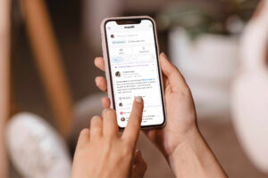 Mockup de la app móvil Mandü. Funcionalidades de reconocimiento social, feedback y celebraciones de cumpleaños y aniversarios laborales.