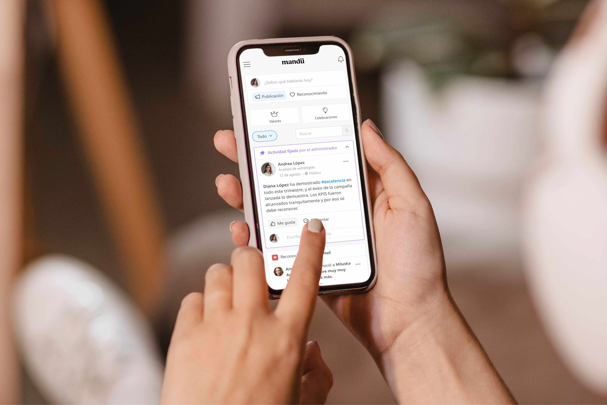 Mockup de la app móvil Mandü. Funcionalidades de reconocimiento social, feedback y celebraciones de cumpleaños y aniversarios laborales.