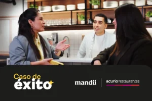 Equipo de Acurio Restaurantes conversando en un local, parte del caso de éxito con Mandü sobre gestión del talento.