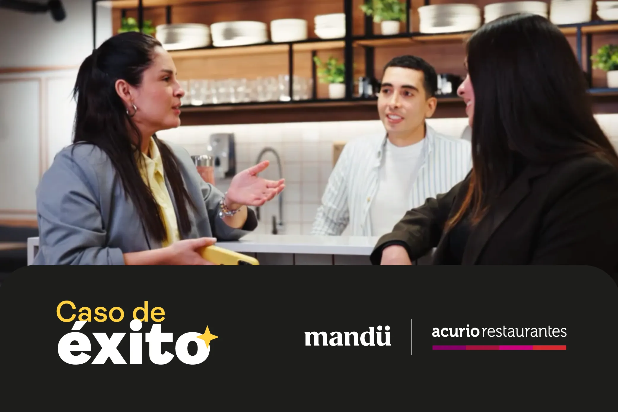 Equipo de Acurio Restaurantes conversando en un local, parte del caso de éxito con Mandü sobre gestión del talento.