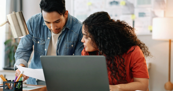 Auditoría de RR.HH. - Trabajadores de gestión de personas en laptop